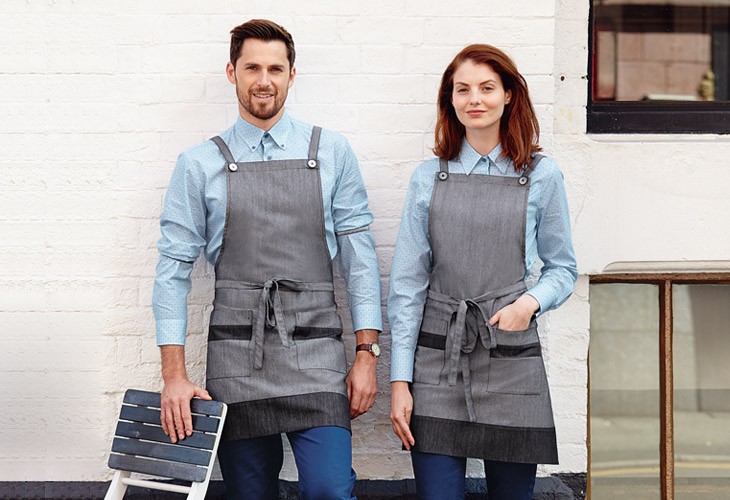 Personas con el uniforme de la empresa